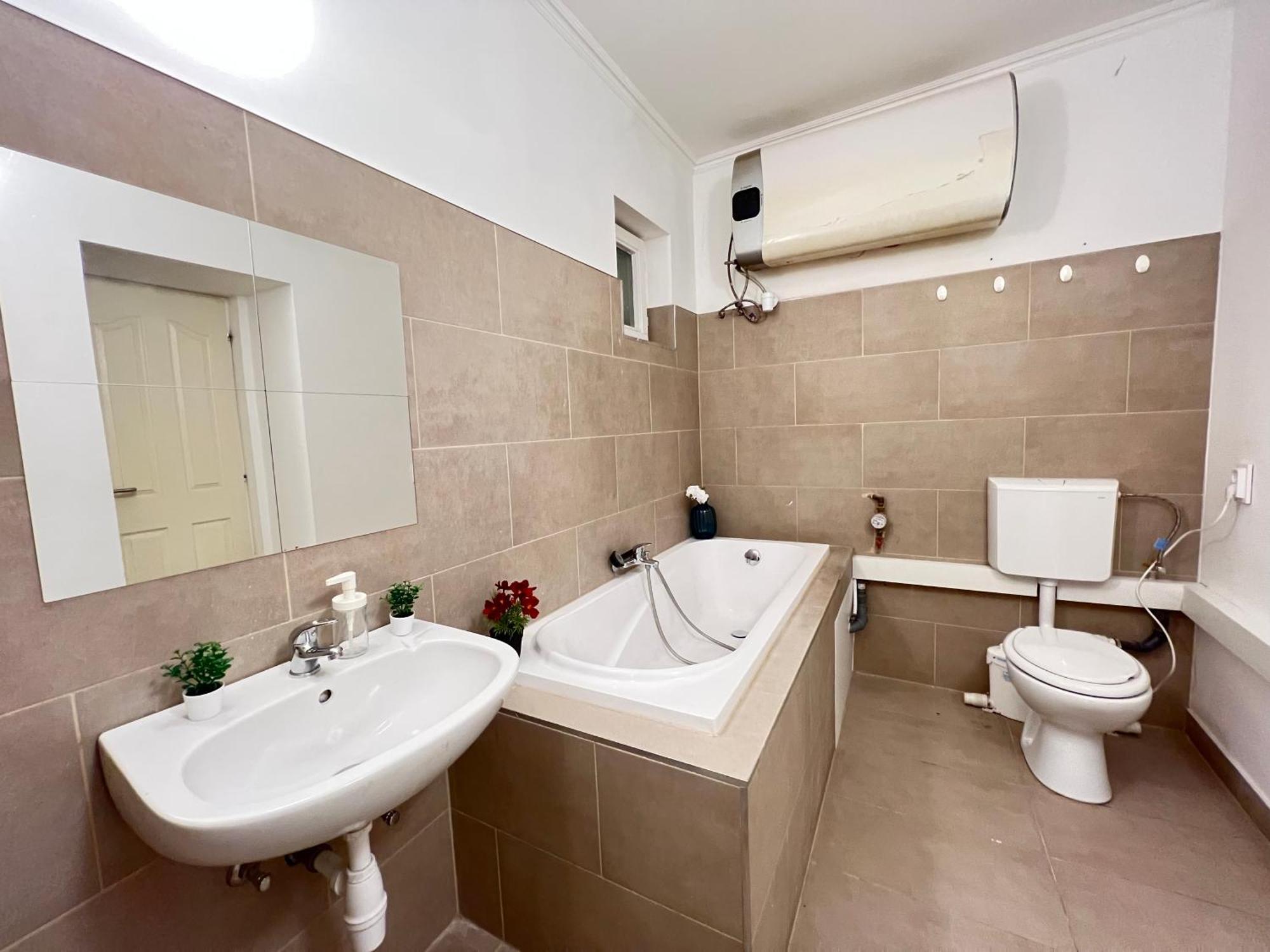 Baross Apartment With Convenience And Style Budapest Eksteriør bilde